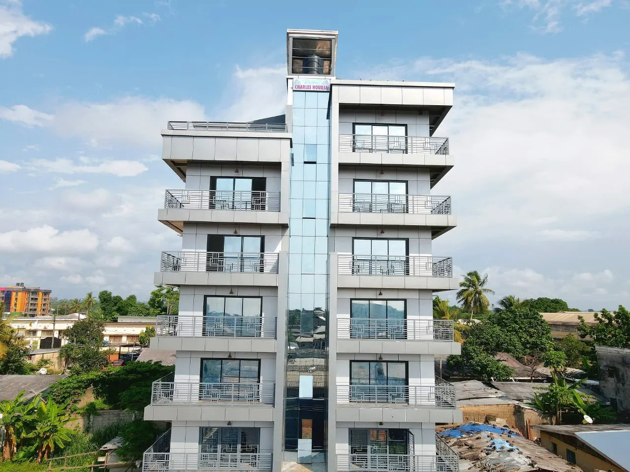 UN MAGNIFIQUE IMMEUBLE A LOUER  📍QUARTIER #NEWTON, #KRIBI à 10 minutes de la Plage  Lea Group Sarl Cameroun