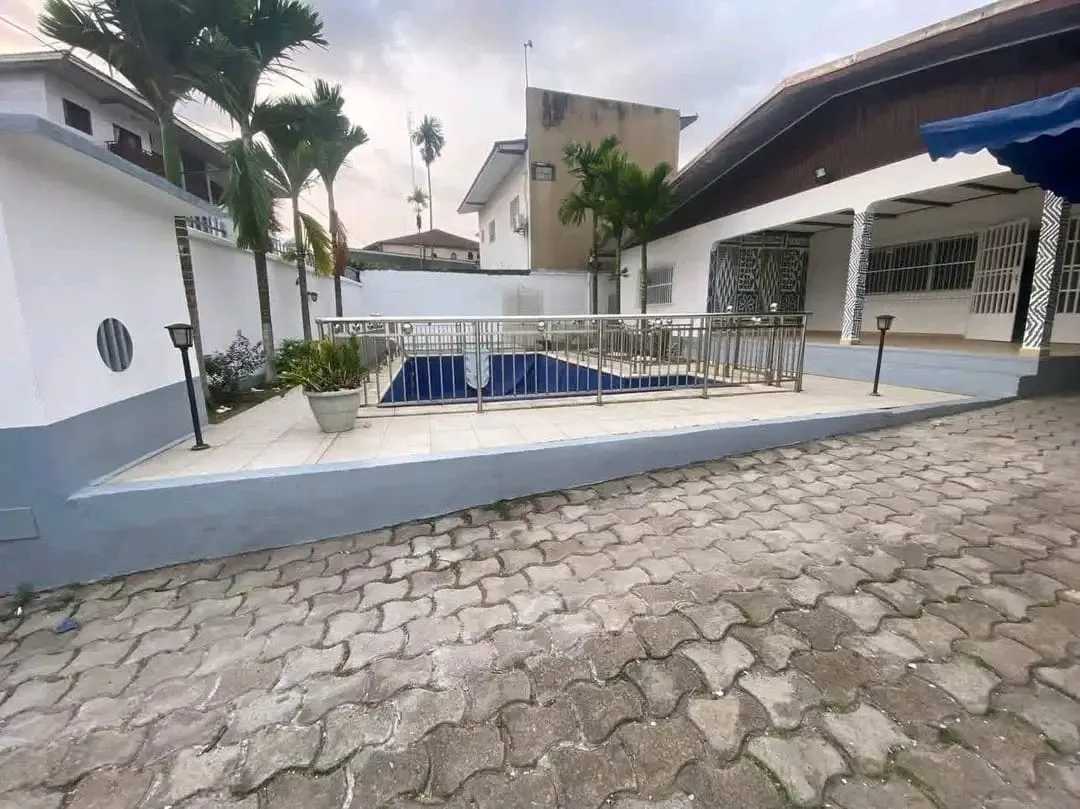 Vaste Villa à louer en pleine cœur de Bonapriso avec piscine  Lea Group Sarl Cameroun