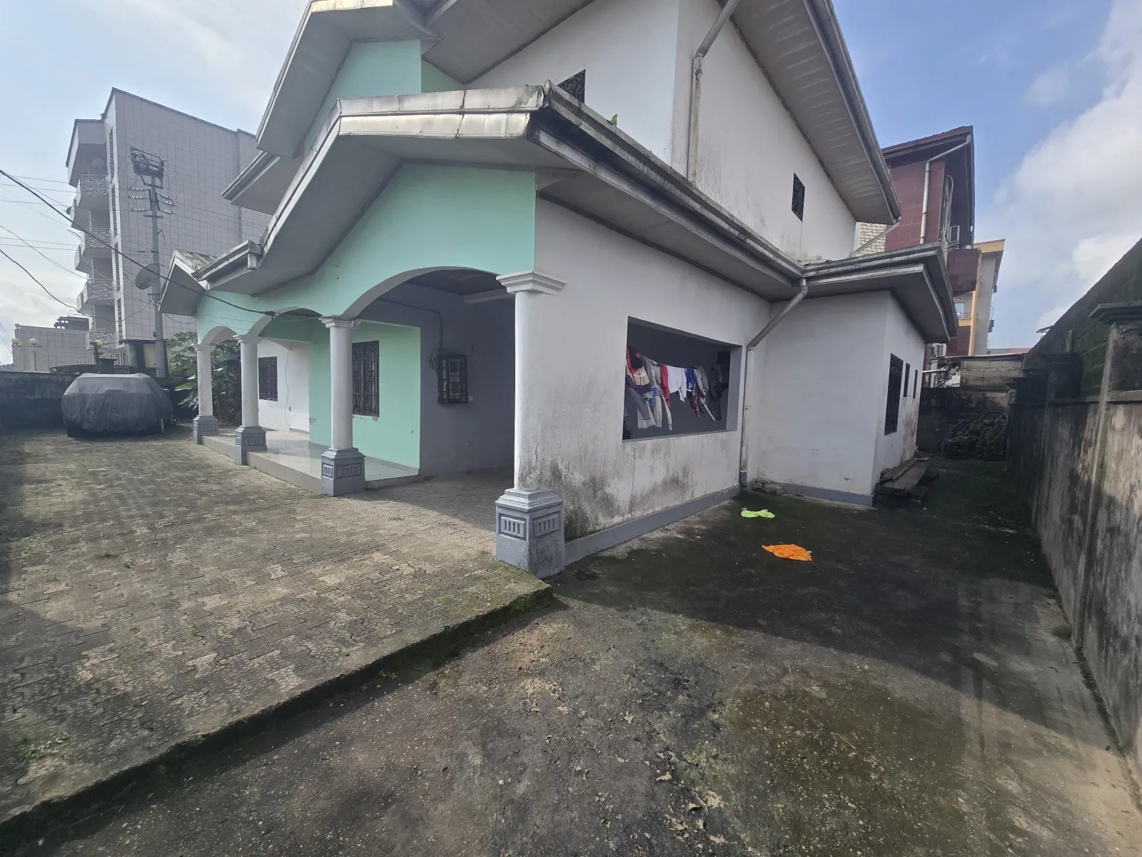 Duplex a louer commercial et résidentiel situé a Bonamoussadi bordure su goudron. Avec parking de 6 véhicules,  compteur prépayé, forage. Lea Group Sarl Cameroun