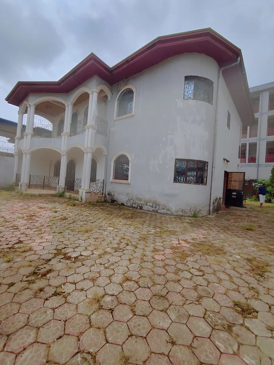 Duplex haut standing à louer pour habitation ou bureau a yassa nkolbong face Neptune a 50m du goudron.      Lea Group Sarl Cameroun