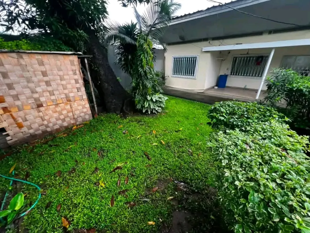 MAGNIFIQUE VILLA À LOUER  📍DOUALA, QUARTIER #BONAPRISO  Lea Group Sarl Cameroun