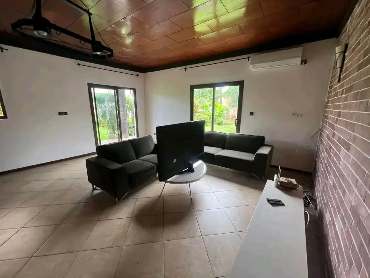 VILLA 3 CHAMBRES ENTIEREMENT MEUBLEE DOUALA YOUPWE BONAPRISO — Léa Group au Cameroun