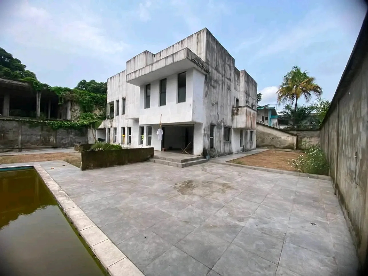 GRAND DUPLEX 08 PIÈCES A LOUER  📍QUARTIER #BONAPRISO EXCLUSIVEMENT BUREAU — Léa Group au Cameroun