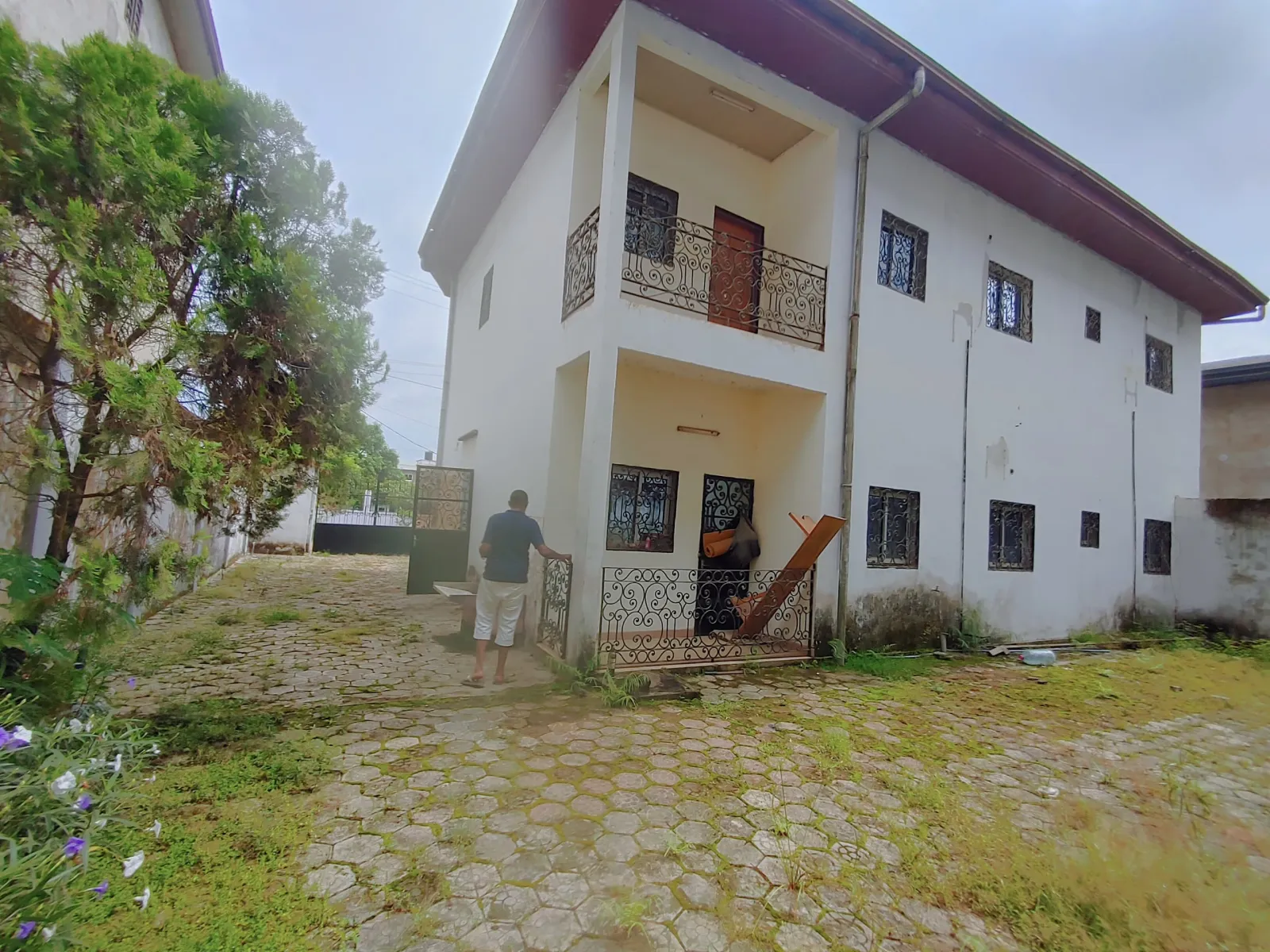 Duplex haut standing à louer pour habitation ou bureau a yassa nkolbong face Neptune a 50m du goudron.      — Léa Group au Cameroun