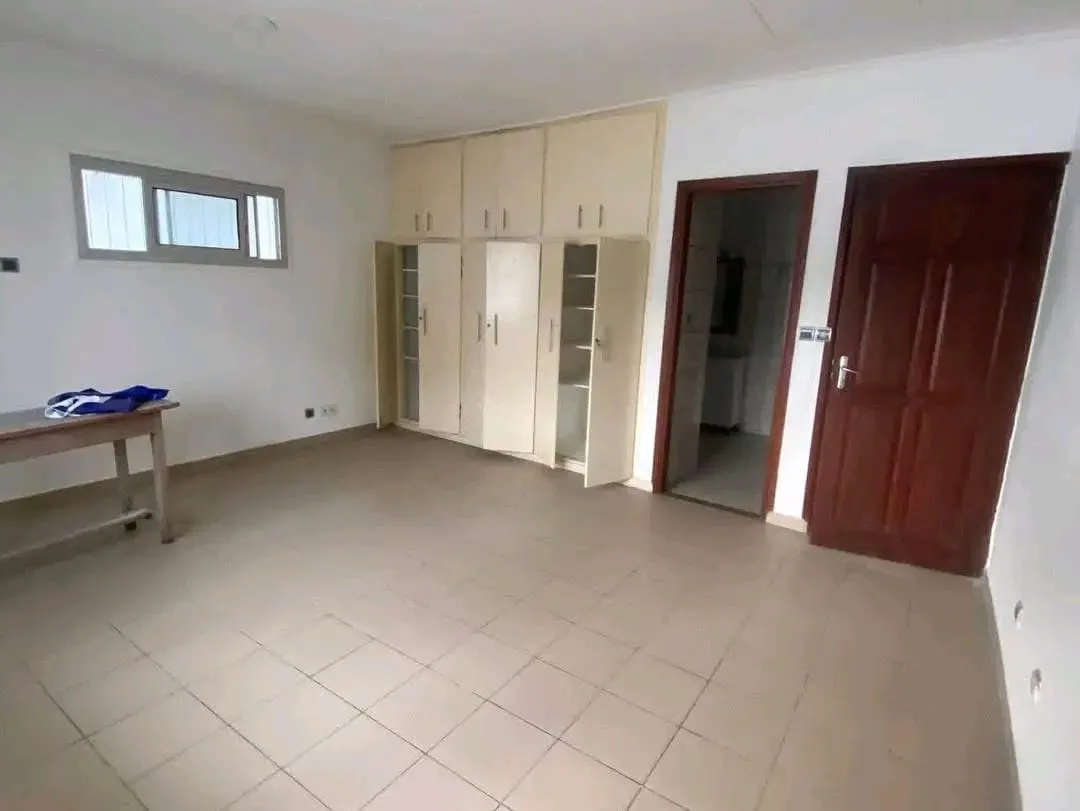 Vaste Villa à louer en pleine cœur de Bonapriso avec piscine  — Léa Group au Cameroun