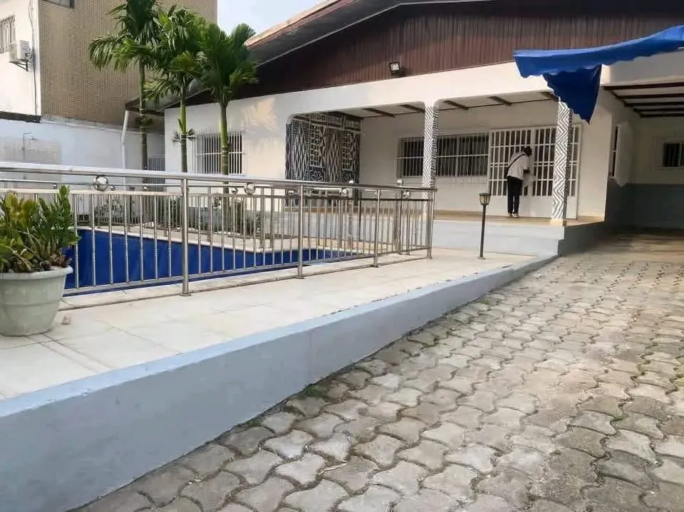 Vaste Villa à louer en pleine cœur de Bonapriso avec piscine  — Léa Group au Cameroun