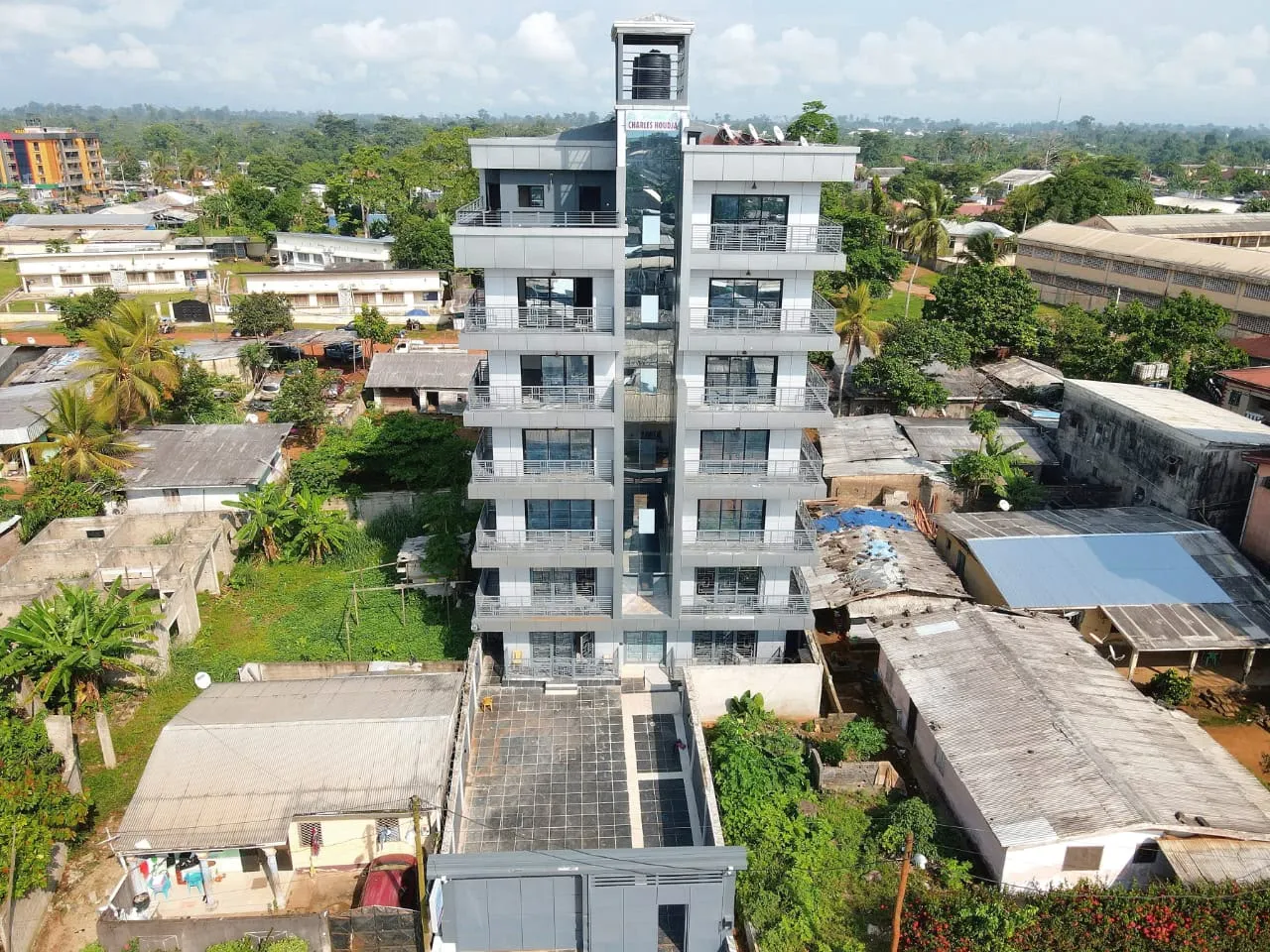 UN MAGNIFIQUE IMMEUBLE A LOUER  📍QUARTIER #NEWTON, #KRIBI à 10 minutes de la Plage  — Léa Group au Cameroun