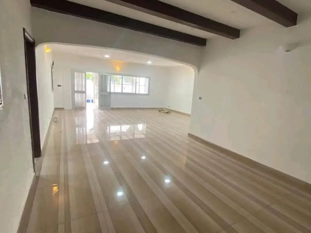 Vaste Villa à louer en pleine cœur de Bonapriso avec piscine  — Léa Group au Cameroun