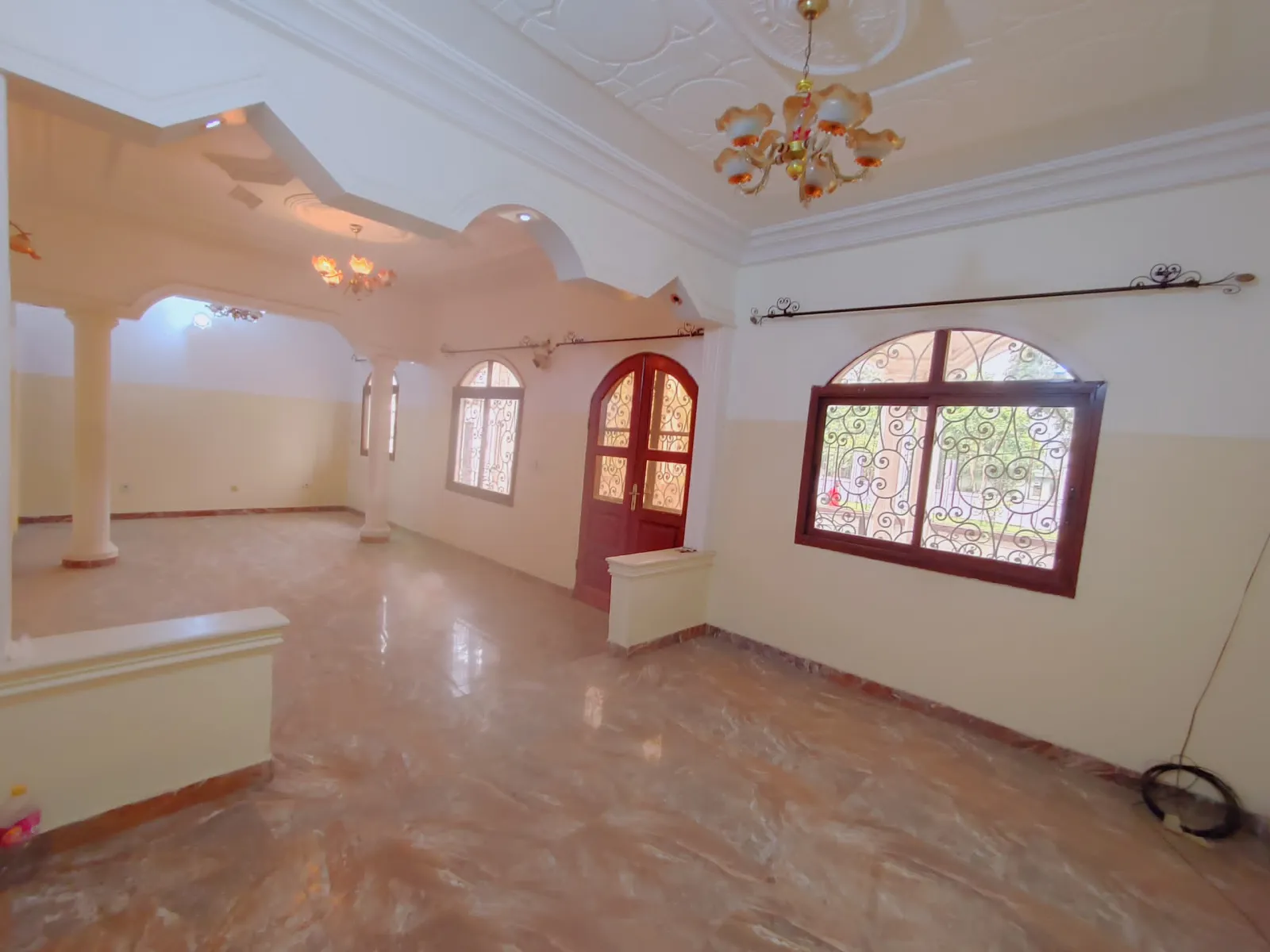 Duplex haut standing à louer pour habitation ou bureau a yassa nkolbong face Neptune a 50m du goudron.      — Léa Group au Cameroun