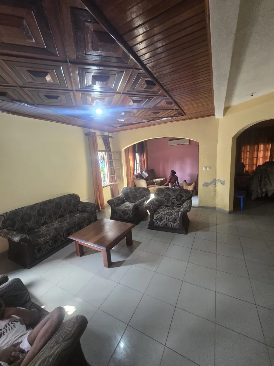 Duplex a louer commercial et résidentiel situé a Bonamoussadi bordure su goudron. Avec parking de 6 véhicules,  compteur prépayé, forage. — Léa Group au Cameroun