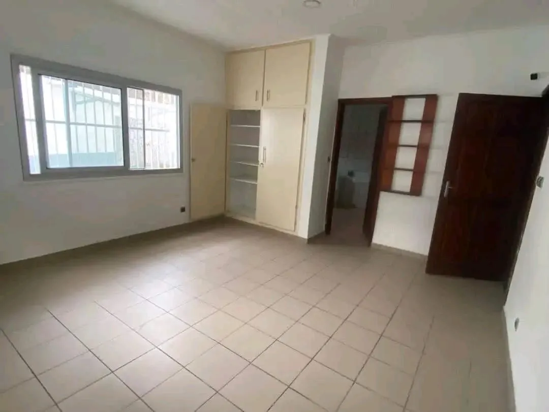 Vaste Villa à louer en pleine cœur de Bonapriso avec piscine  — Léa Group au Cameroun