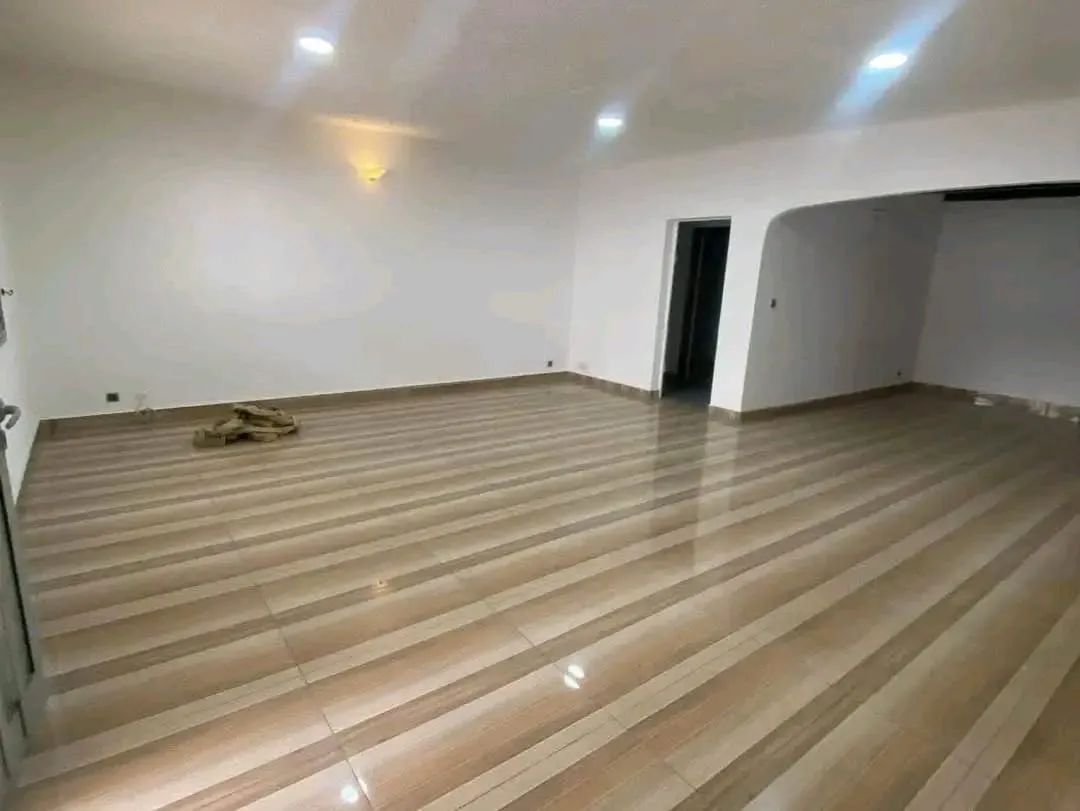 Vaste Villa à louer en pleine cœur de Bonapriso avec piscine  — Léa Group au Cameroun
