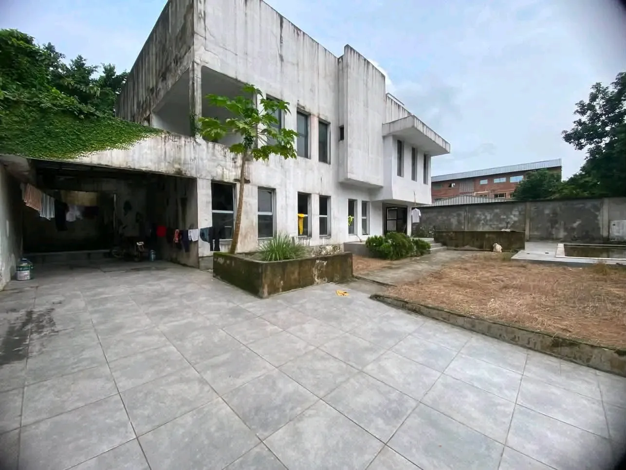 GRAND DUPLEX 08 PIÈCES A LOUER  📍QUARTIER #BONAPRISO EXCLUSIVEMENT BUREAU — Léa Group au Cameroun