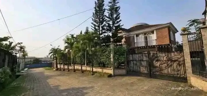 Duplex très haut standing à vendre à bonamoussadi  — Léa Group au Cameroun