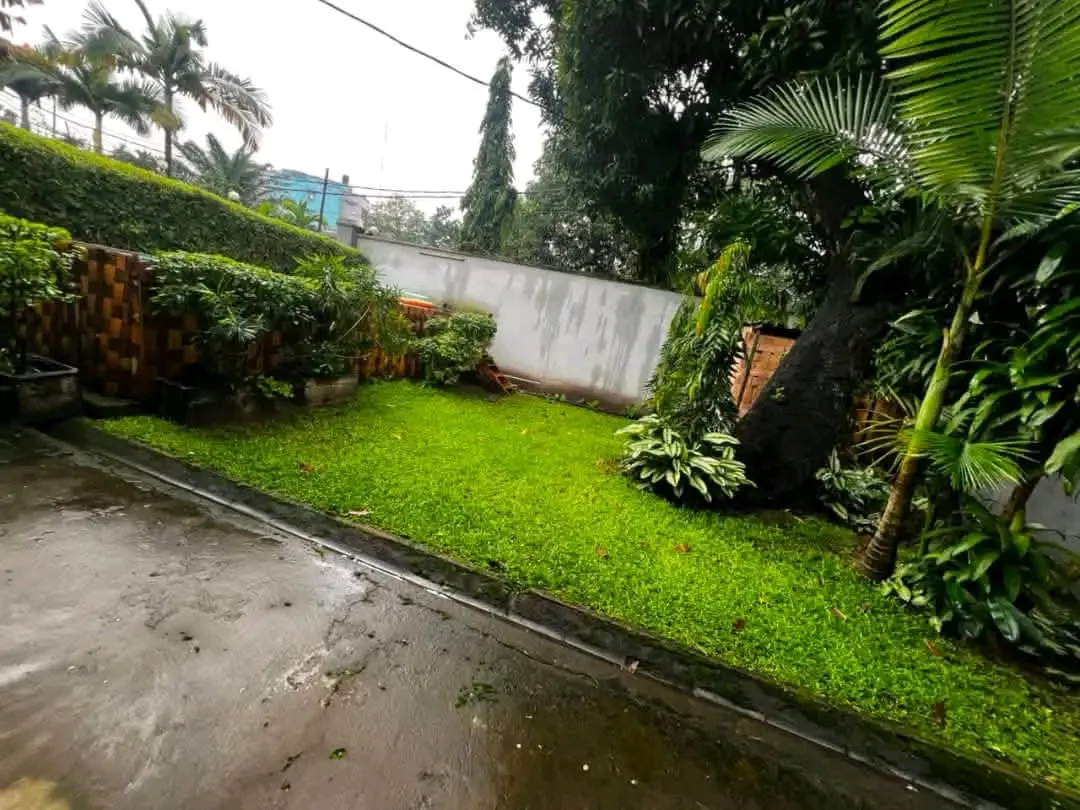 MAGNIFIQUE VILLA À LOUER  📍DOUALA, QUARTIER #BONAPRISO  — Léa Group au Cameroun