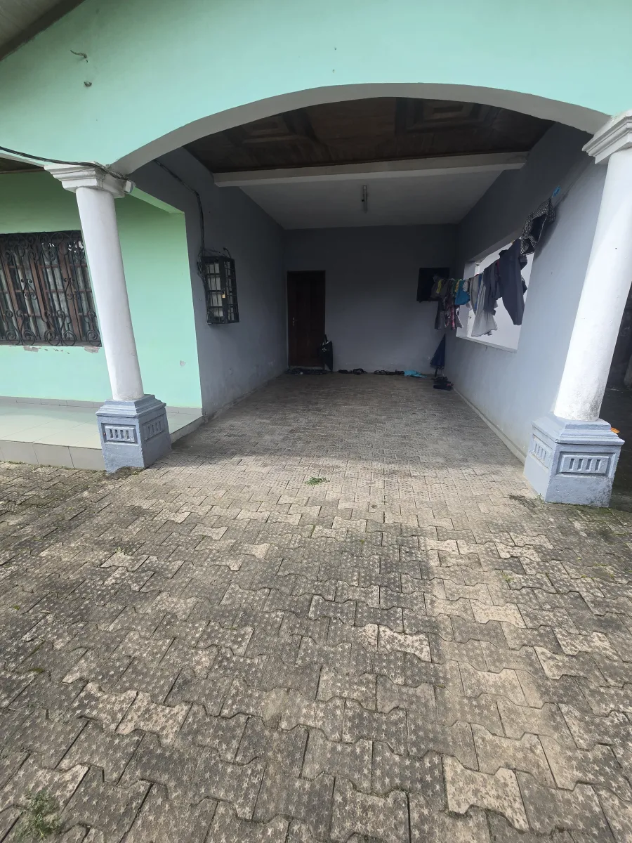 Duplex a louer commercial et résidentiel situé a Bonamoussadi bordure su goudron. Avec parking de 6 véhicules,  compteur prépayé, forage. — Léa Group au Cameroun