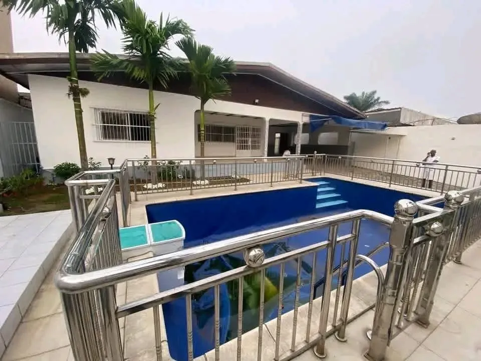 Vaste Villa à louer en pleine cœur de Bonapriso avec piscine  — Léa Group au Cameroun
