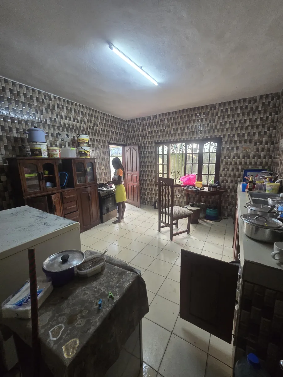 Duplex a louer commercial et résidentiel situé a Bonamoussadi bordure su goudron. Avec parking de 6 véhicules,  compteur prépayé, forage. — Léa Group au Cameroun