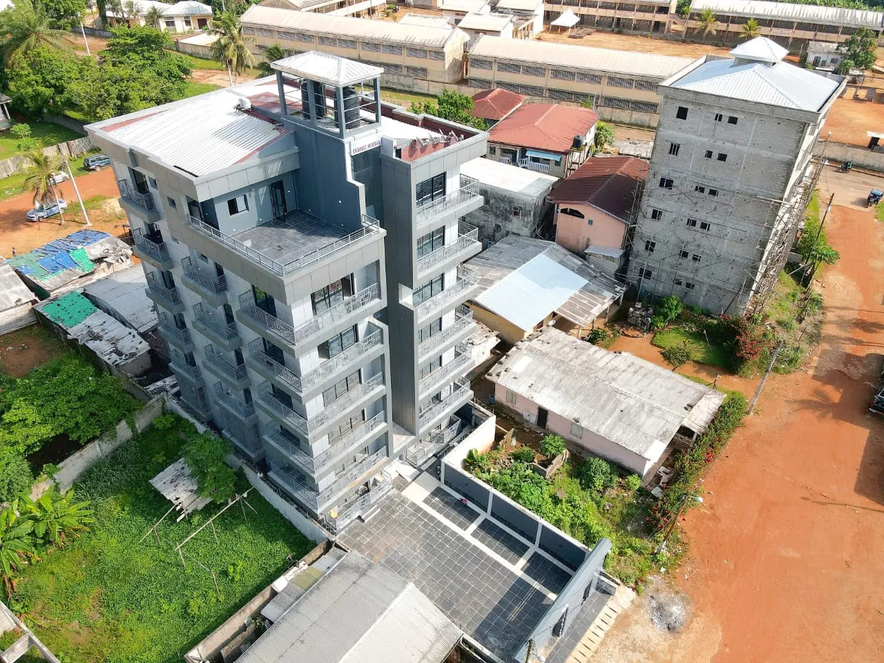 UN MAGNIFIQUE IMMEUBLE A LOUER  📍QUARTIER #NEWTON, #KRIBI à 10 minutes de la Plage  — Léa Group au Cameroun