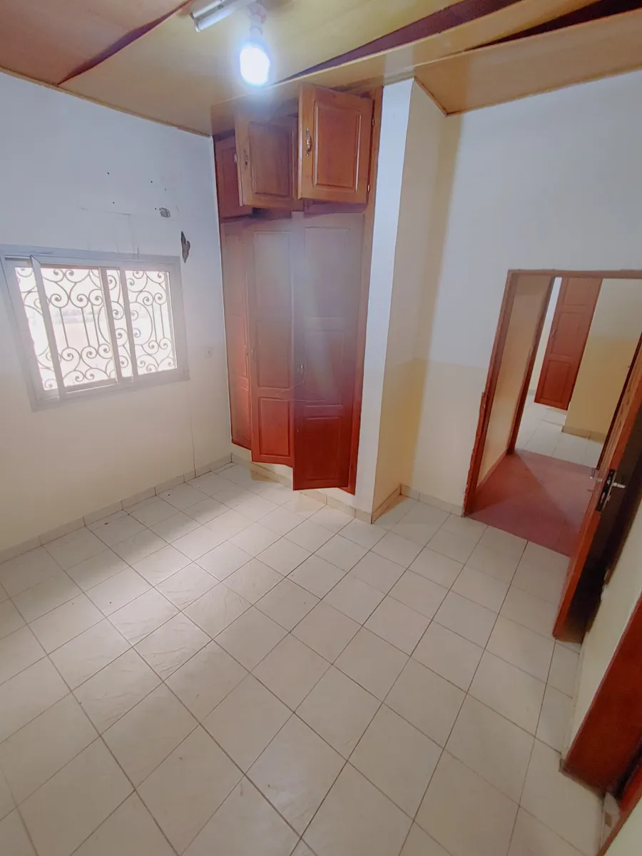 Duplex haut standing à louer pour habitation ou bureau a yassa nkolbong face Neptune a 50m du goudron.      — Léa Group au Cameroun