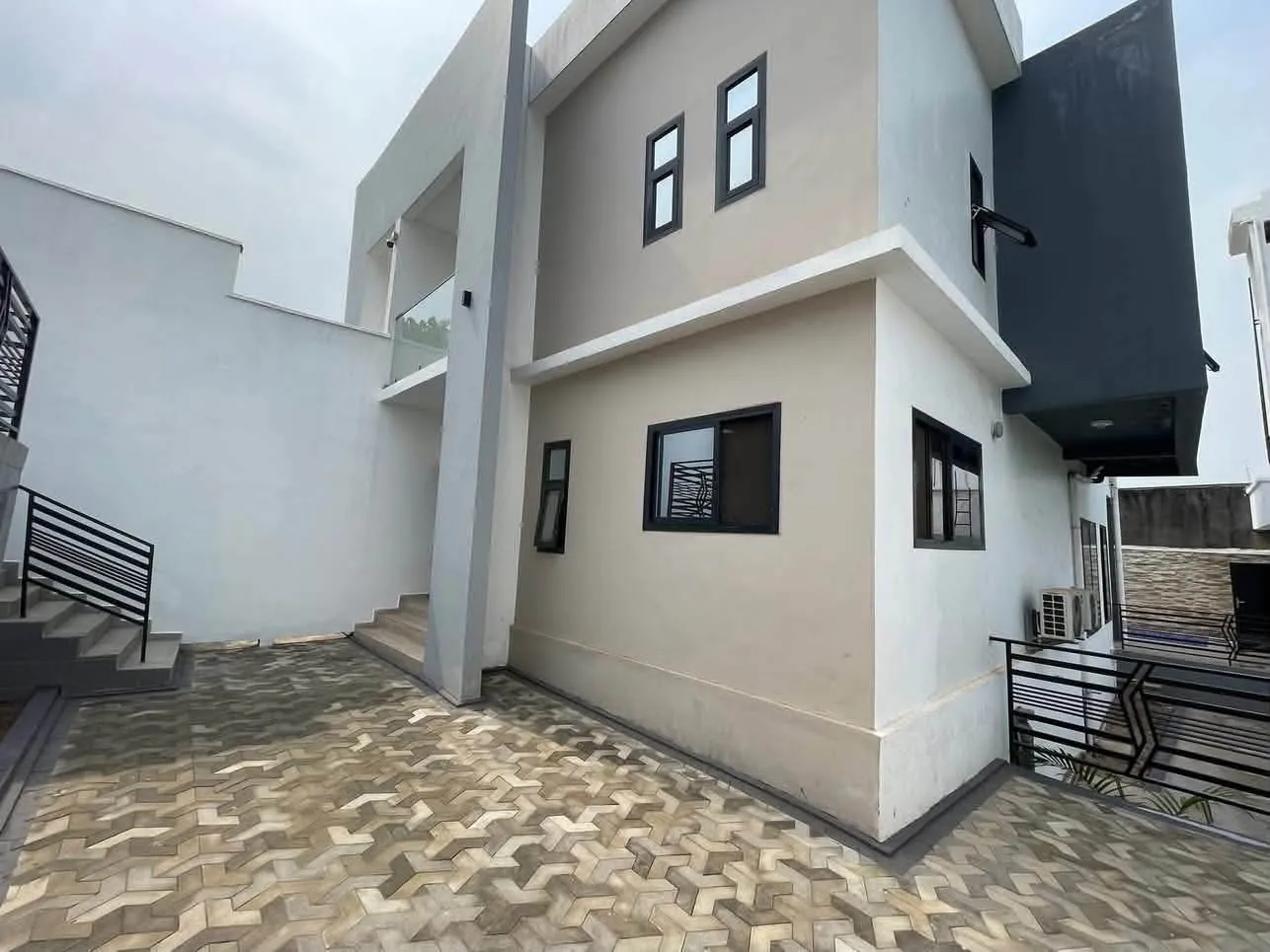 Duplex haut standing à vendre à yassa cité Chirac  — Léa Group au Cameroun