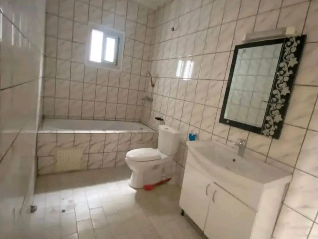 Vaste Villa à louer en pleine cœur de Bonapriso avec piscine  — Léa Group au Cameroun